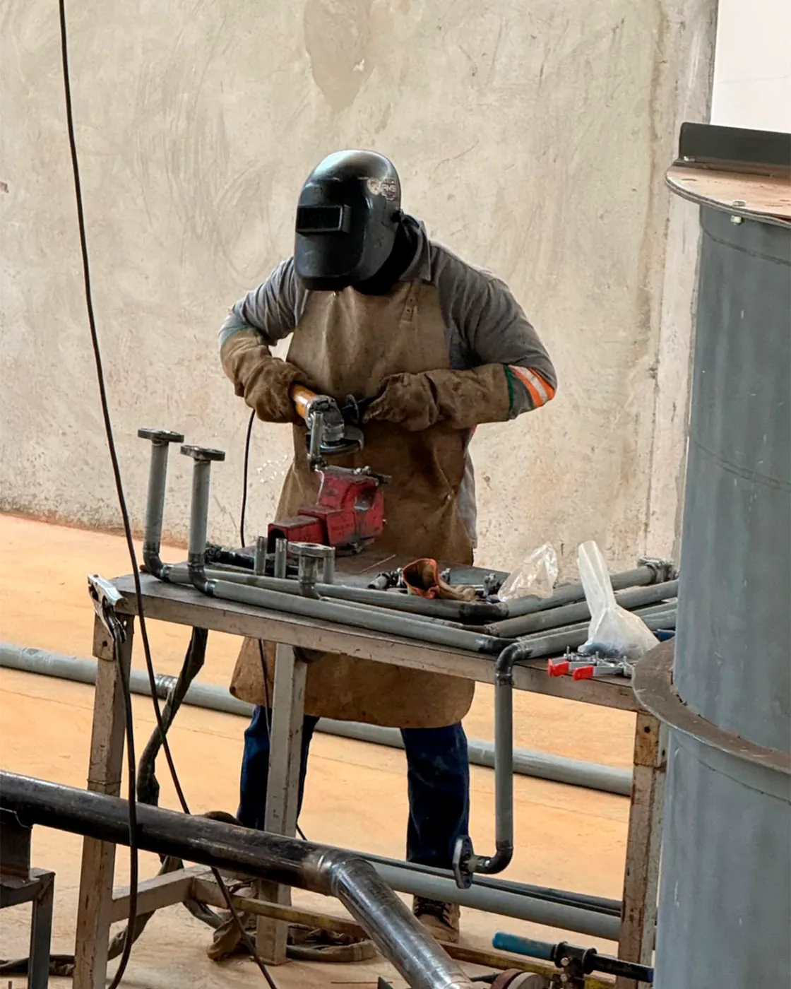 Profissional da AMSI executando serviço de soldagem industrial
